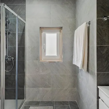 Castle Patio House 아파트 세투발